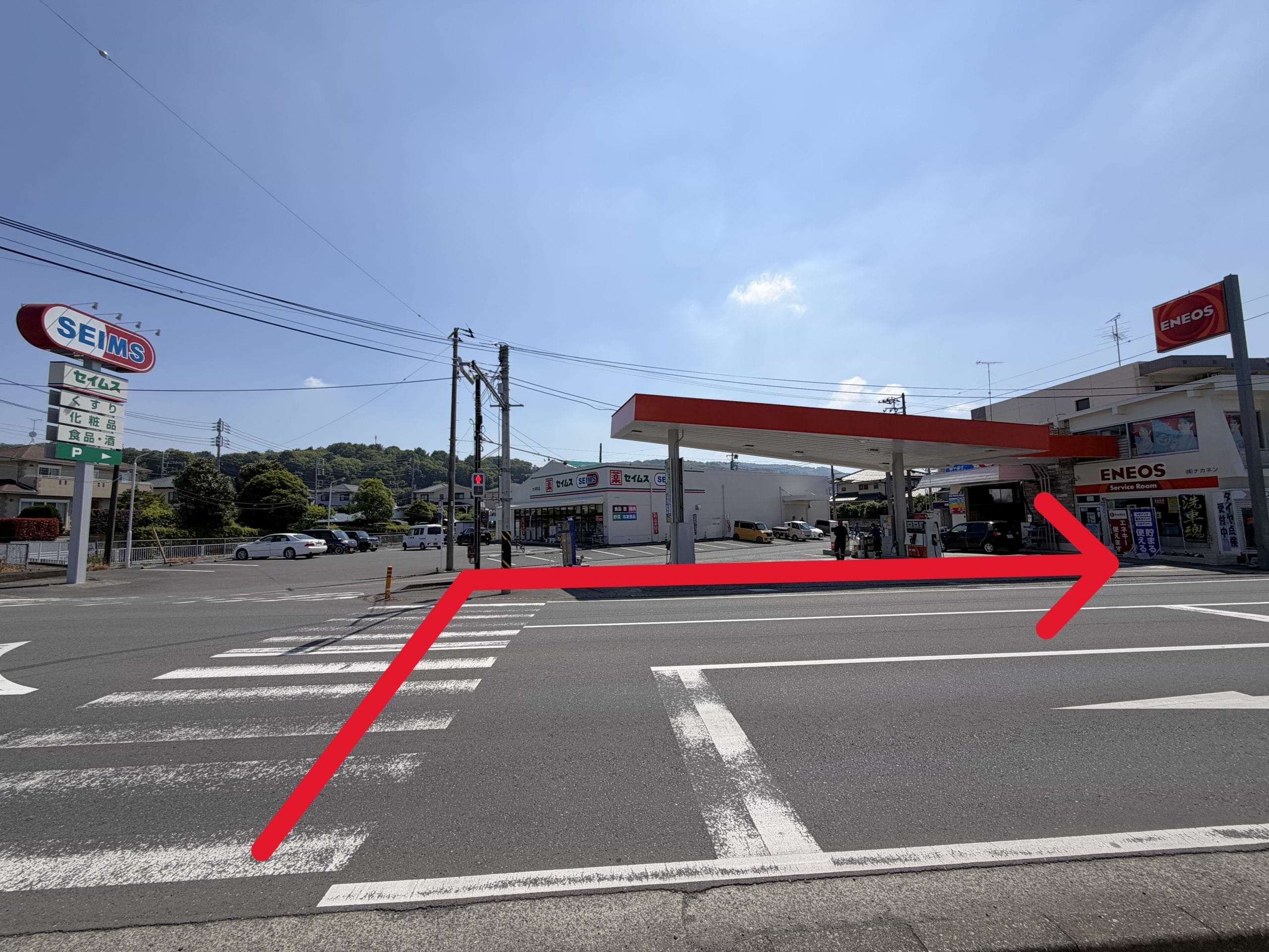 ENEOS大井SS側に渡り、右に進みますと左手側に当店がございます