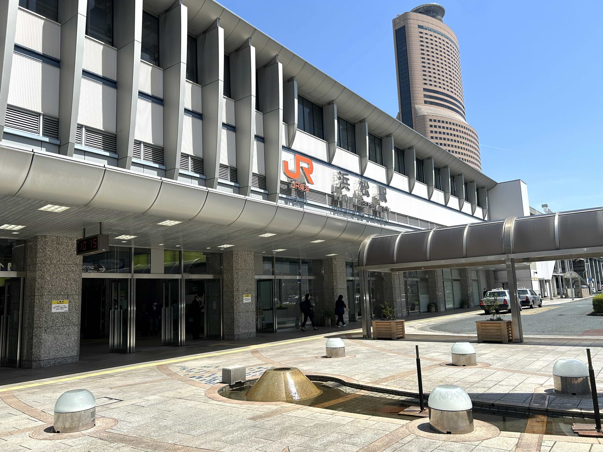南口を出て左（東）へ駅前ロータリーを抜けて、南に進みます