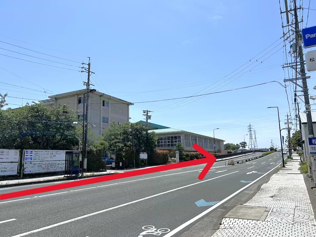 中田島街道に入り、南へ2kmほど直進します。途中、左手に浜松市立南部中学校を通過します