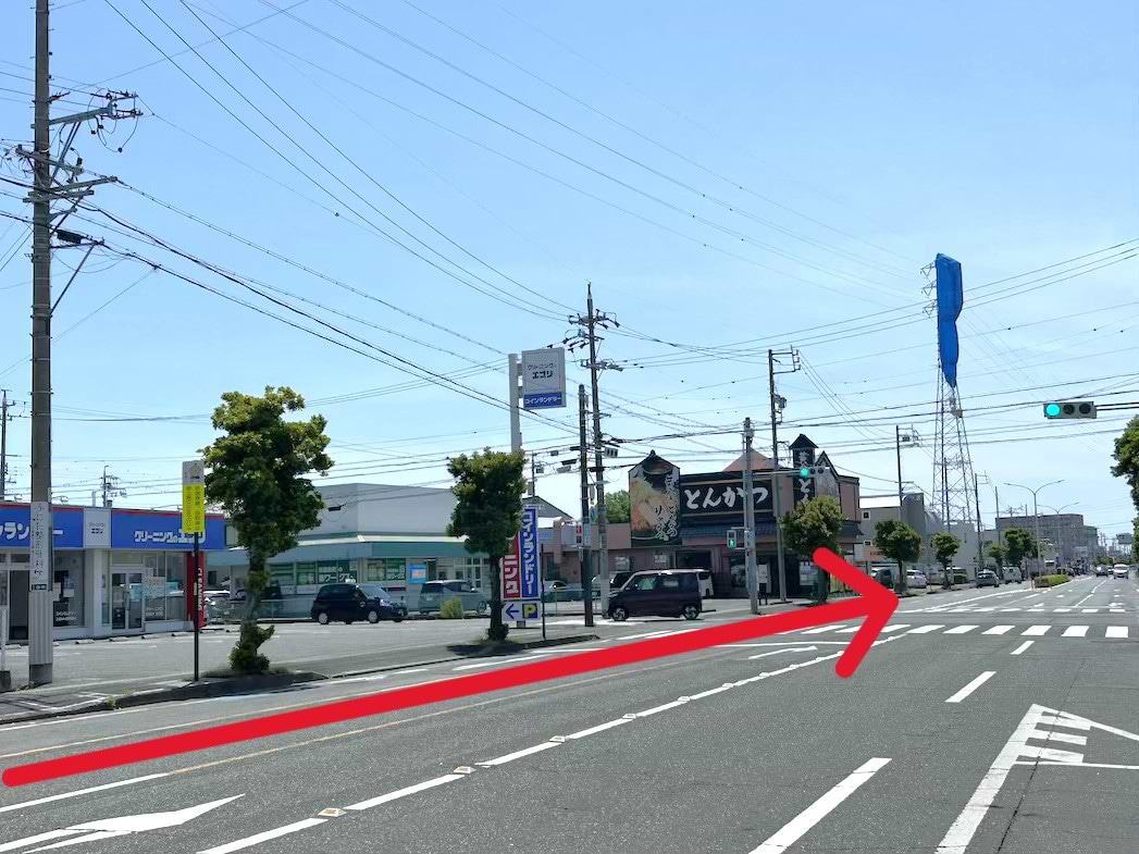 黄金のとんかつ ゆめかつ 駅南店を左手に通過します