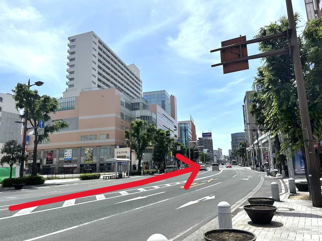 浜松駅を出て西方向の鍛冶町通りに入り、ザザシティ浜松方面へ進みます
