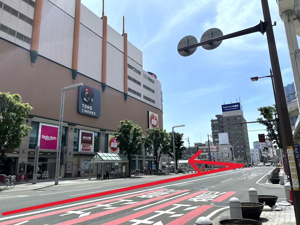 ザザシティ浜松を左手に通過し、伝馬町交差点を左折して鴨江方面へ1kmほど直進します