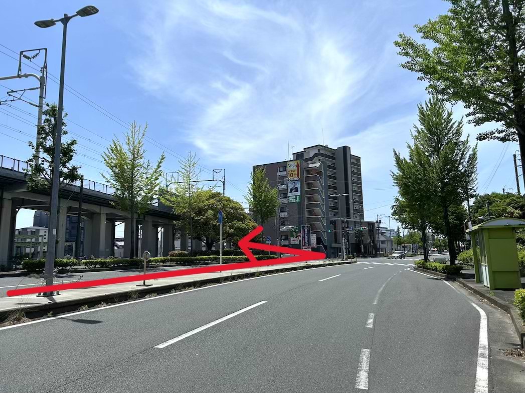 アミカ 浜松上浅田店を通過し、最初の信号のある交差点を南方向へ左折します