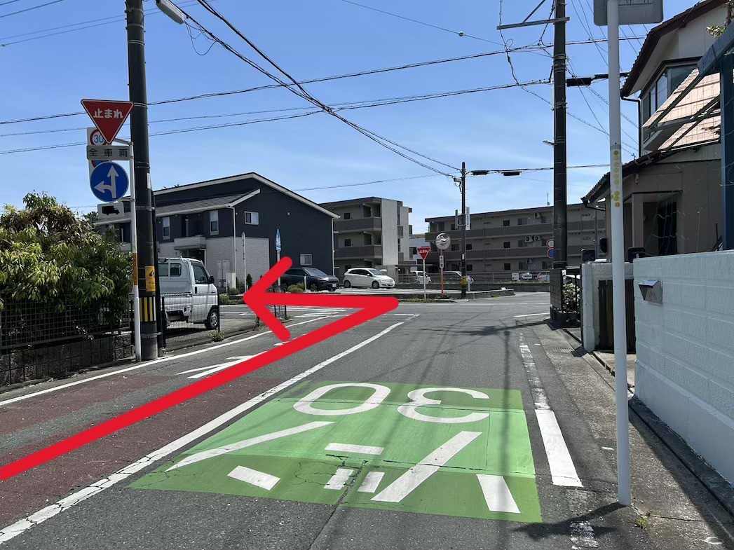 1.2kmほど直進し、浜松市立江西中学校を通過した先にある交差点を左折します（目印はゾーン30でございます）