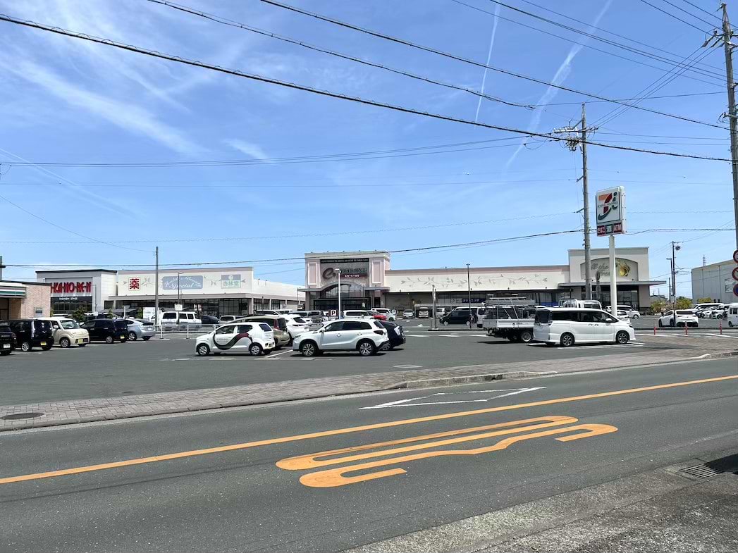 セブンイレブン 浜松南浅田2丁目店を左手に通過すると、遠鉄ストア フードワン南浅田店がございます