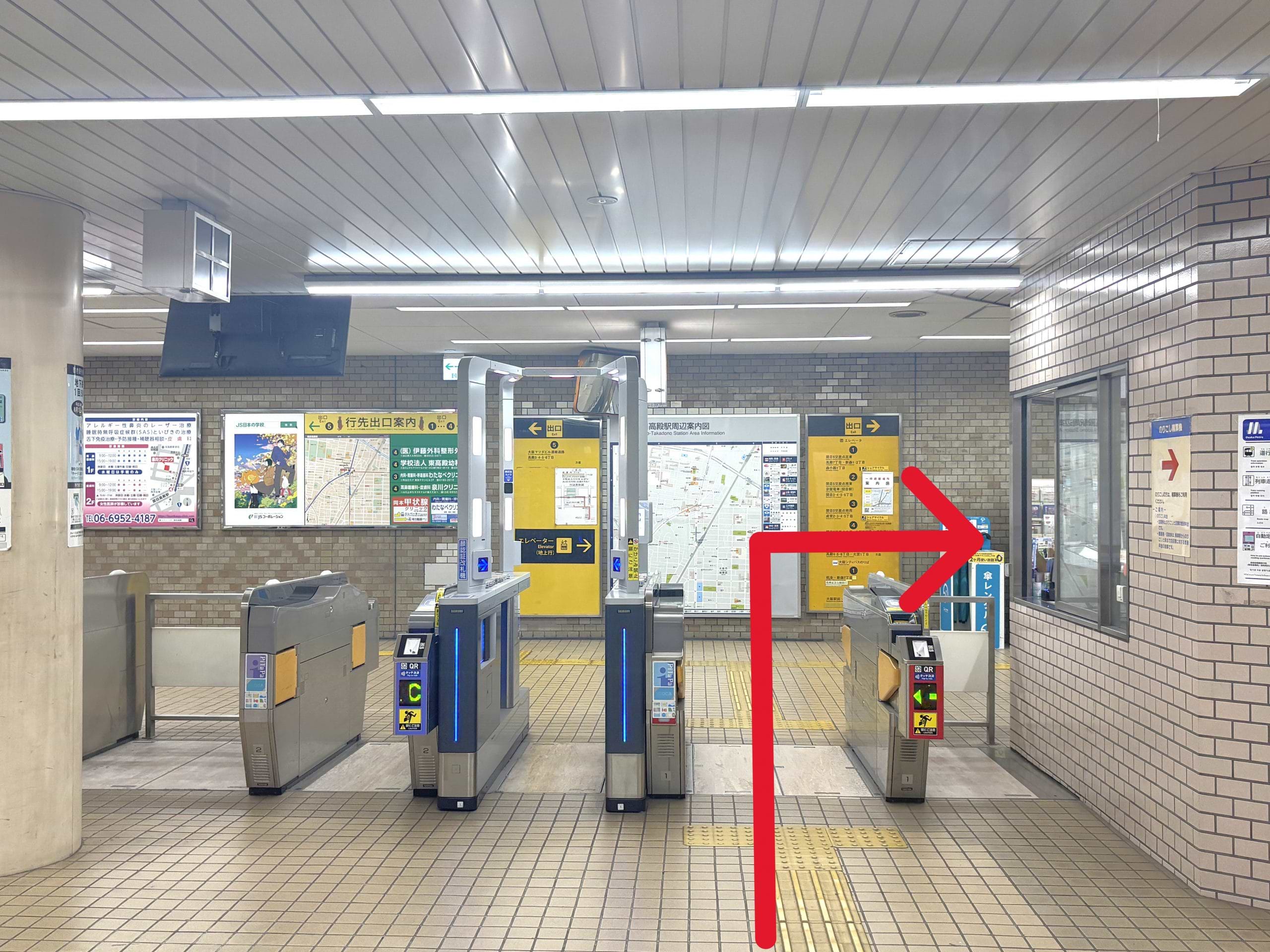 駅改札出て、右へ進みます