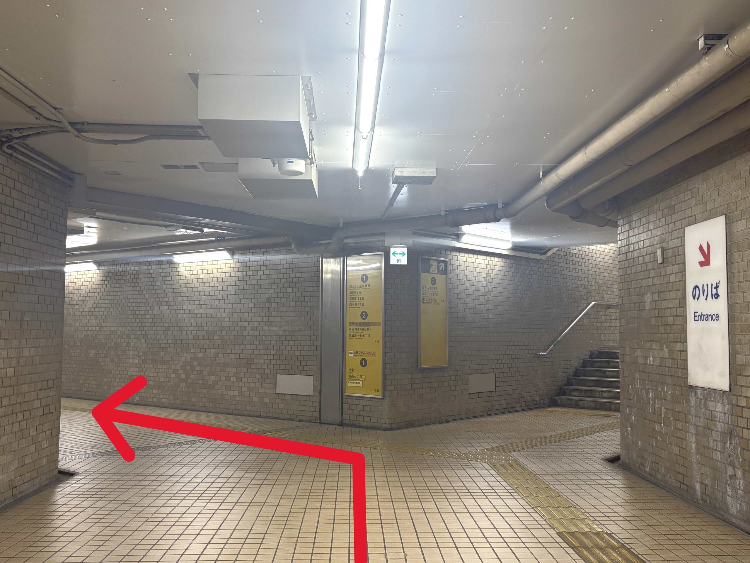 2番出口の案内に従って、左へ進みます