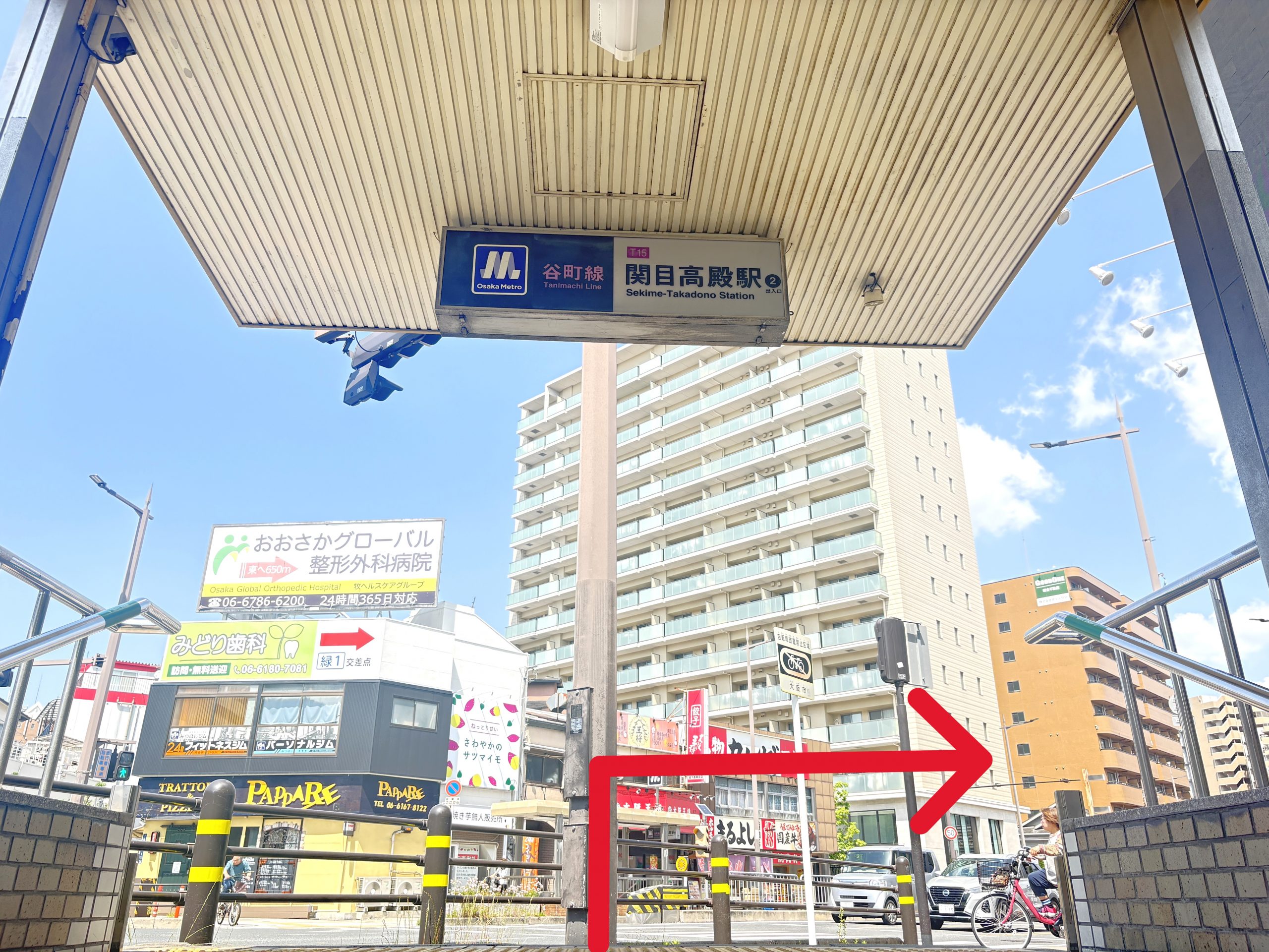 2番出口から地上へ上がりましたら、Uターンするように右後方へお進みいただくと、すぐ左手に当店の看板がございます