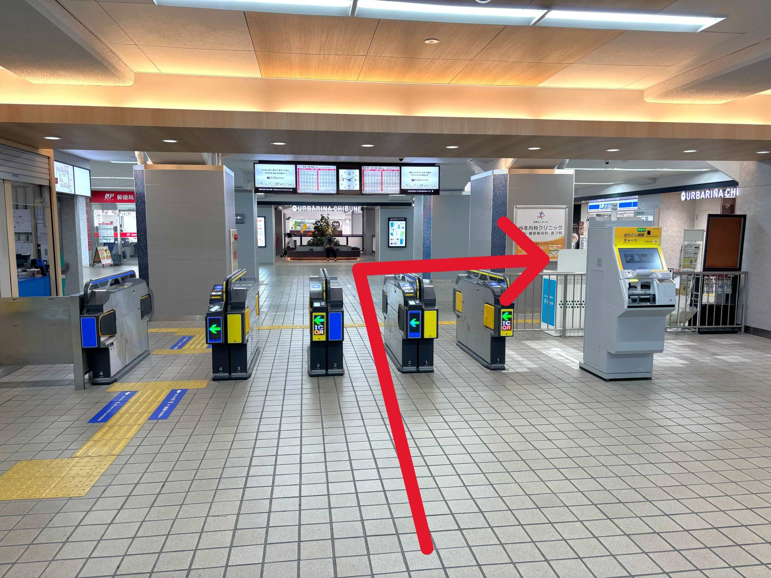 改札を出て、右手へ進んでいただきますとすぐ当店がございます