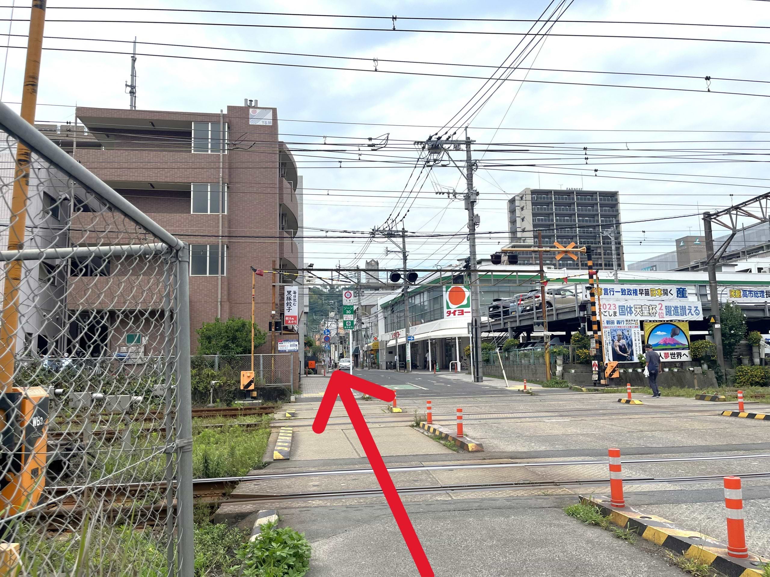 宮田通り踏切を渡り、直進します