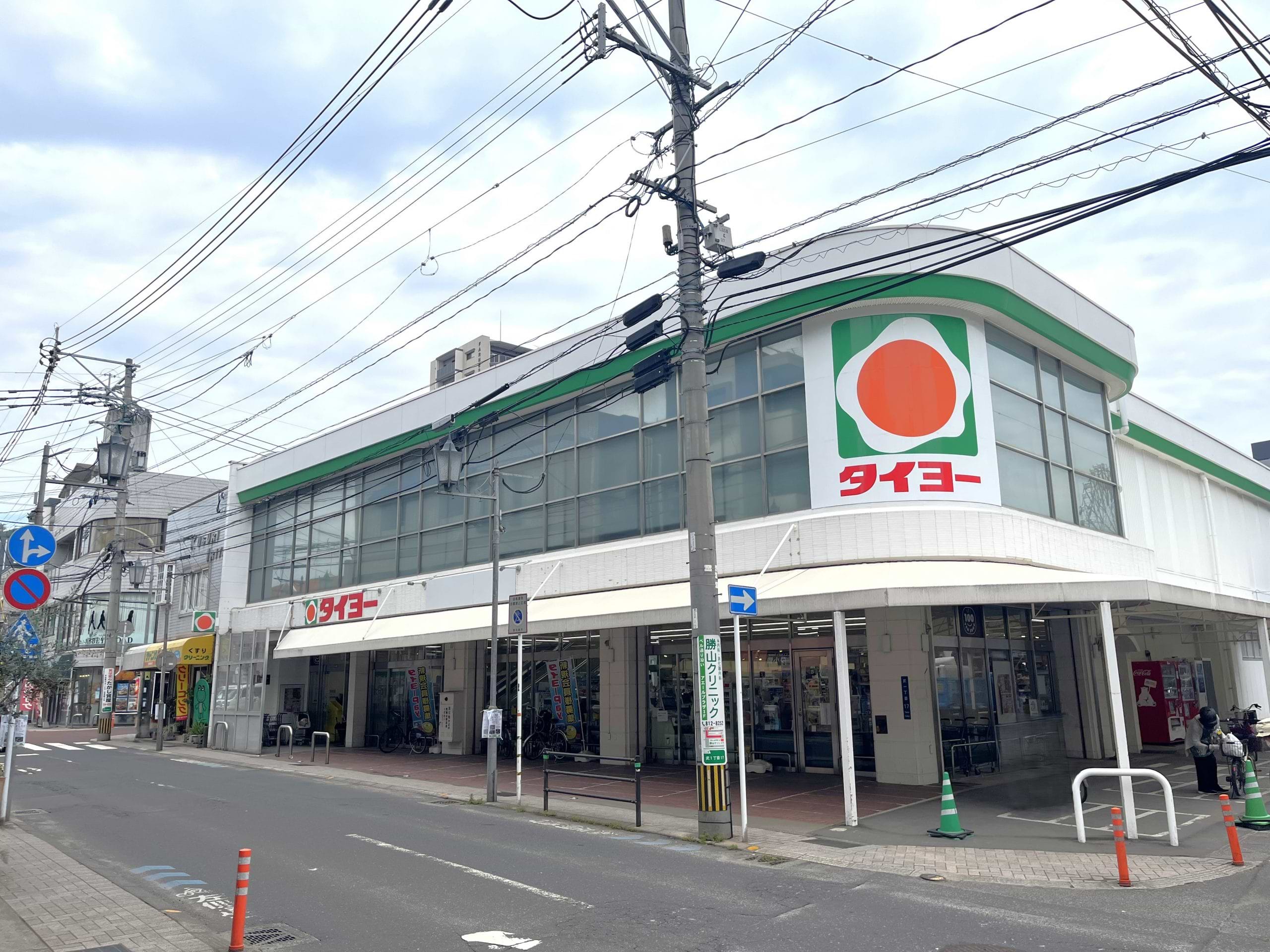 タイヨー武町店の正面入口、左斜め向かいに当店がございます