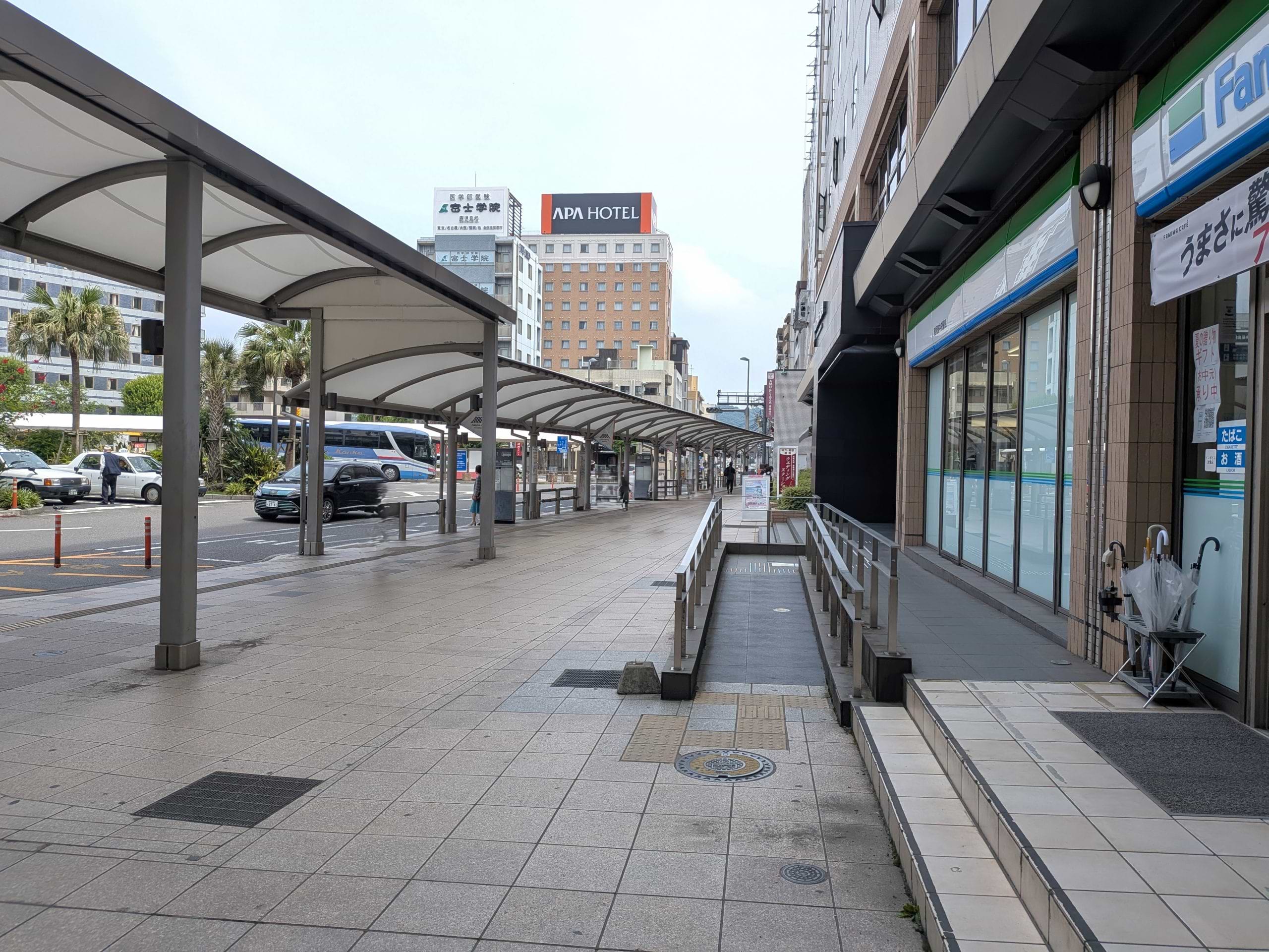 鹿児島中央駅 西口から西田本通り方面へ直進します