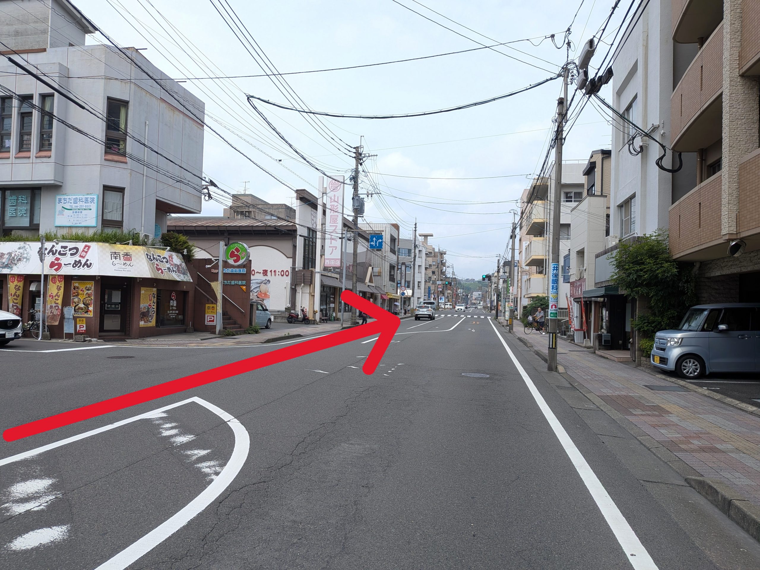 南香ラーメン・ワッツウィズ 西田山形屋ストア店を左手に通過します