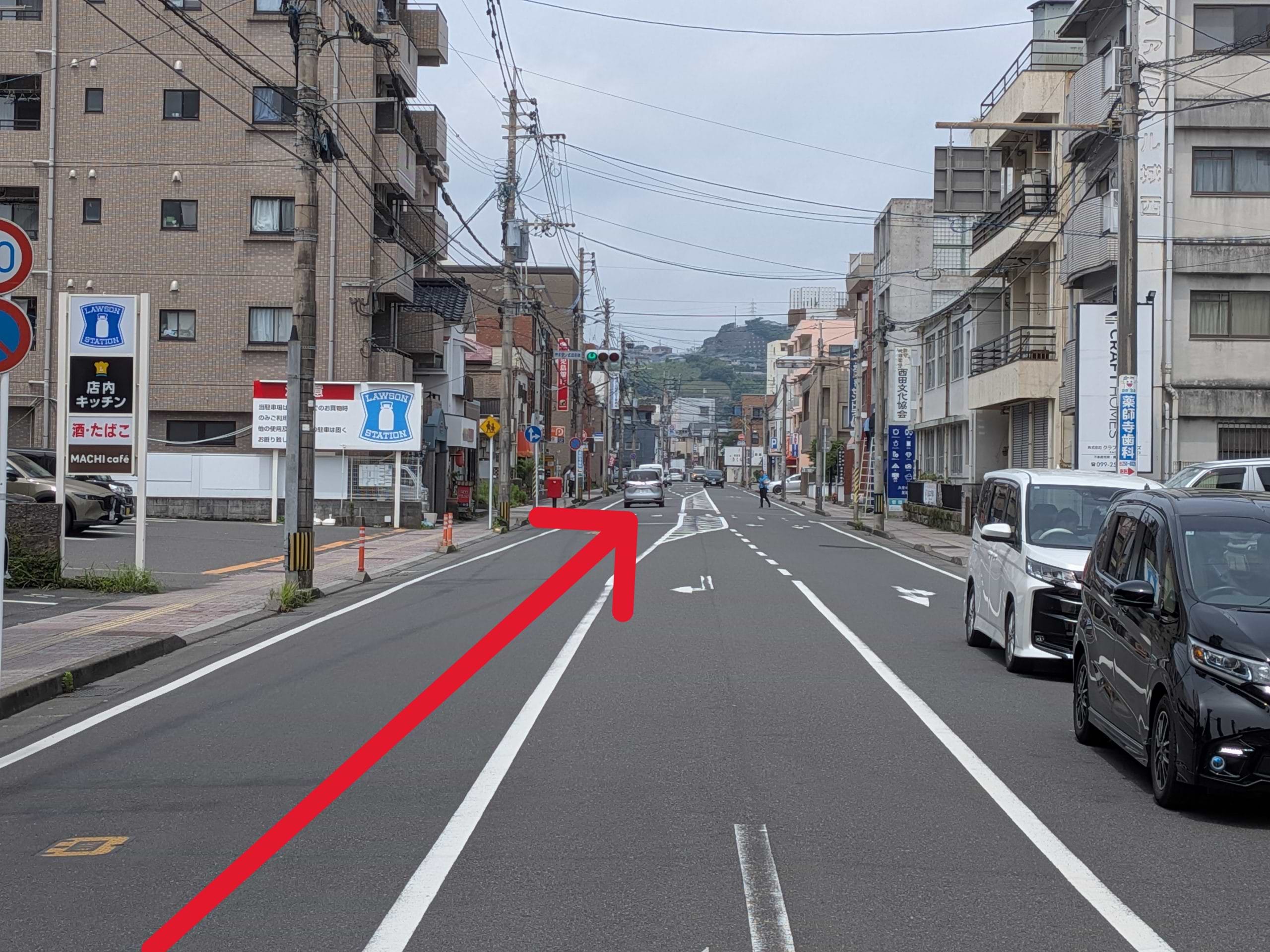 左手にローソン 鹿児島西田三丁目店、右手に西田文化協会公民館が見えてまいりましたら、その先すぐ右手に当店がございます