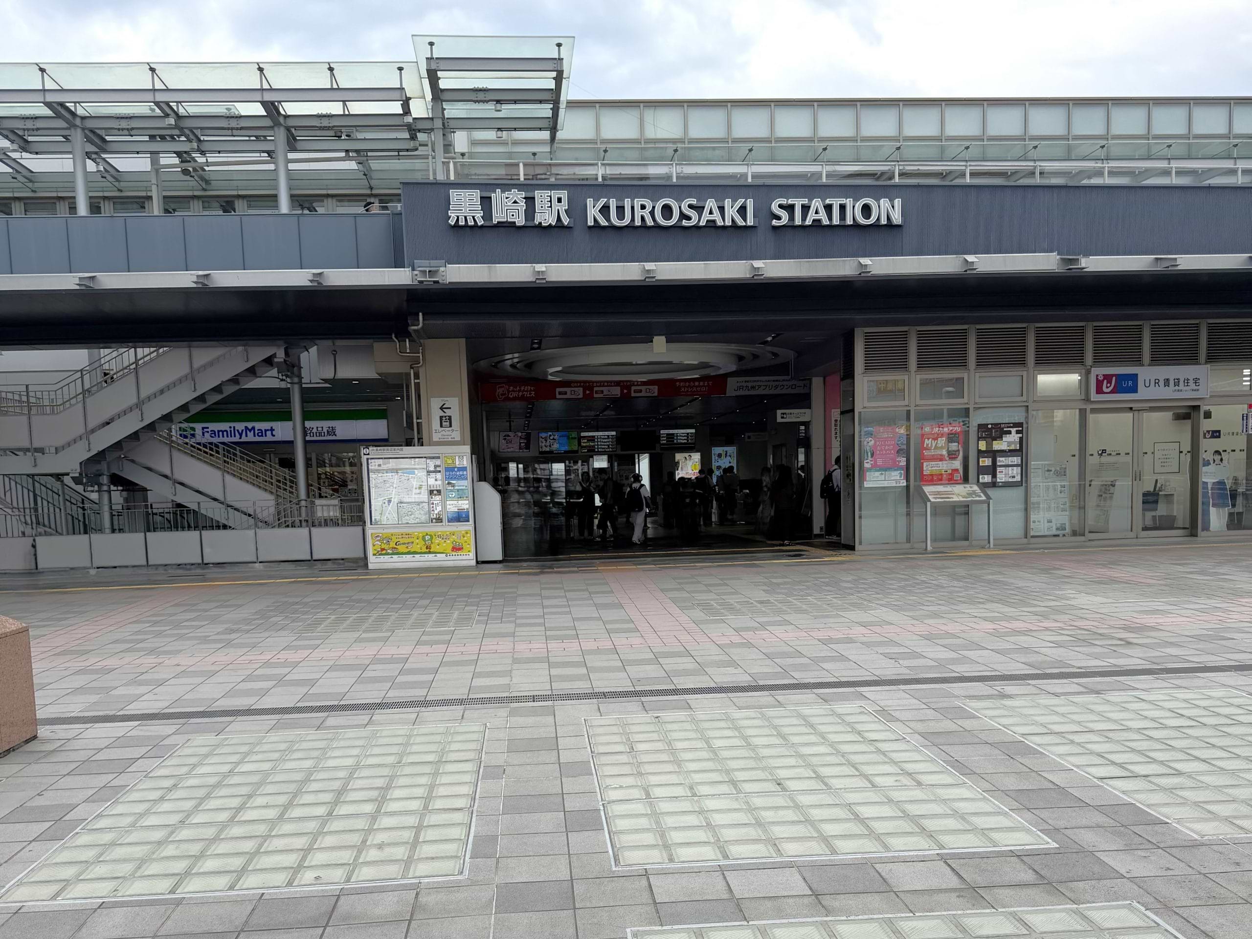 エレベーターまたはエスカレータで1階へ進みます