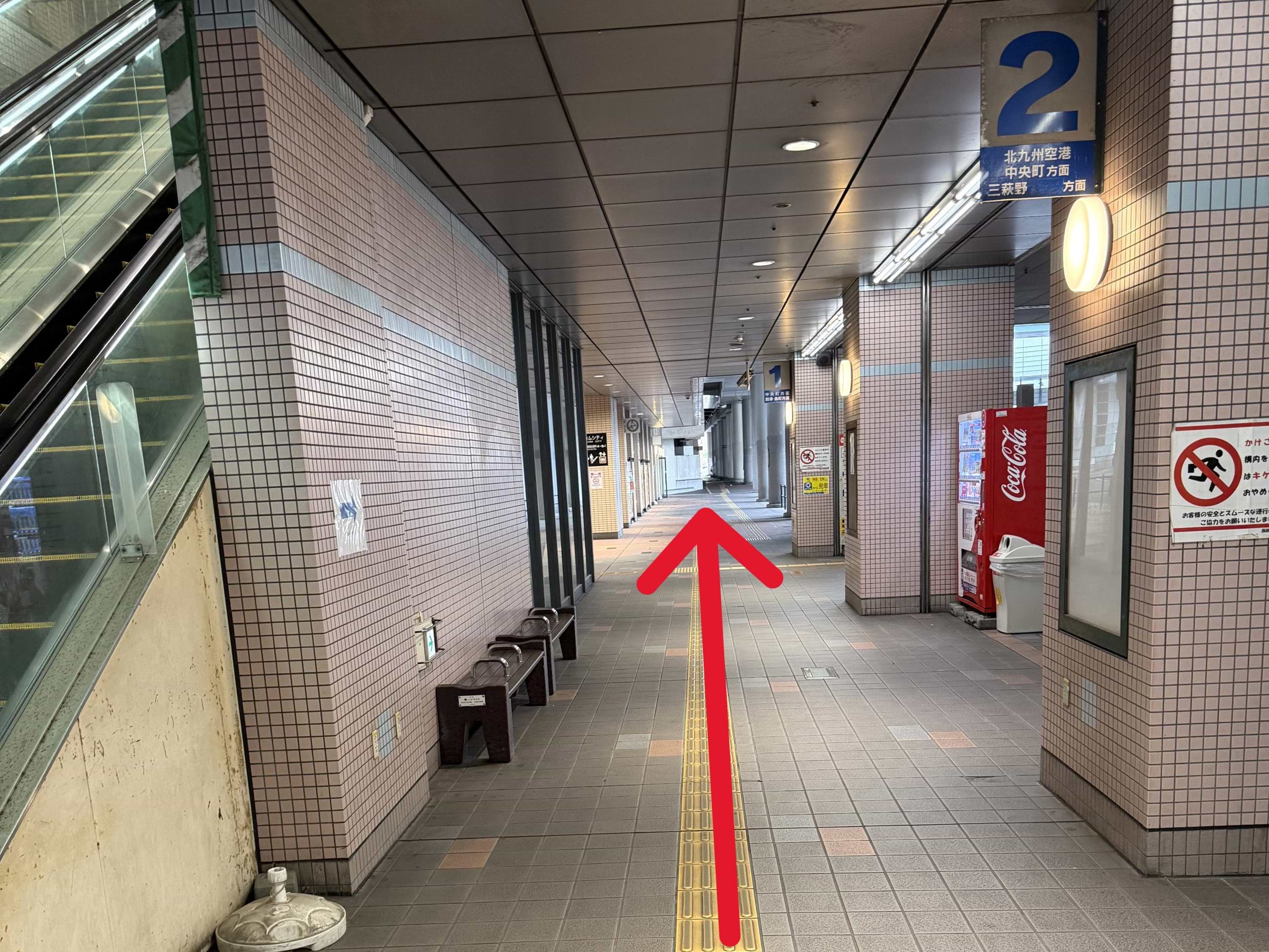 このまま直進していただくと当店がございます