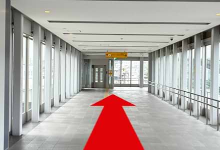 土橋駅北口から階段を下り、駅を出ます。