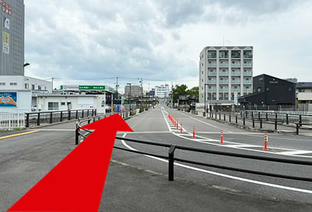 階段を下りたら、駅を背にしてまっすぐ進みます。