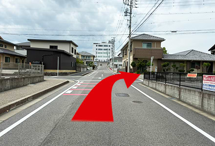 土橋八幡社の手前を右折します。