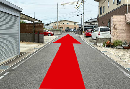 道なりにしばらく直進します。
