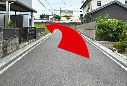 突き当たりを左折します。