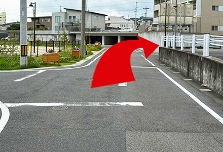 左折後、すぐに右折します。