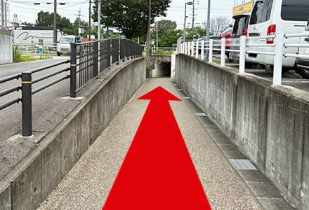 連絡通路をくぐって進みます。