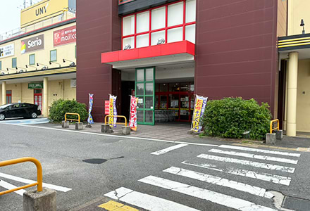 連絡通路を抜けると、正面にMEGAドン・キホーテUNY豊田元町がございます。