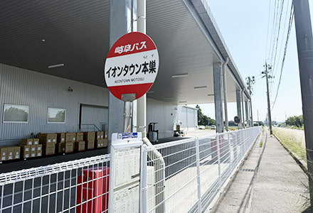 停留所から西に進み、交差点へ向かいます。