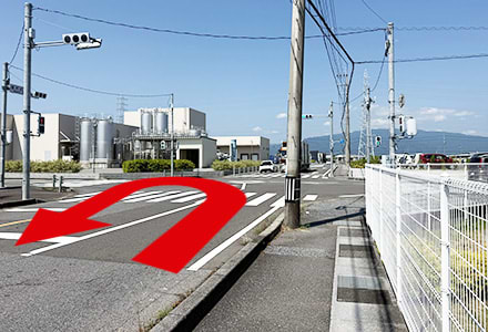 横断歩道を南に渡り東へ折り返します。