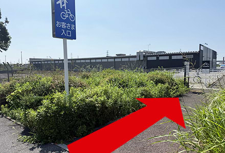 右手に施設内に向かう歩行者専用通路がございますので、お進みください。