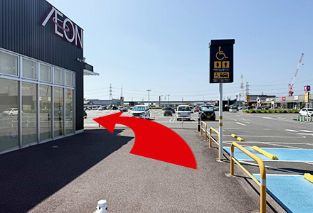 通路に沿って左に曲がります。