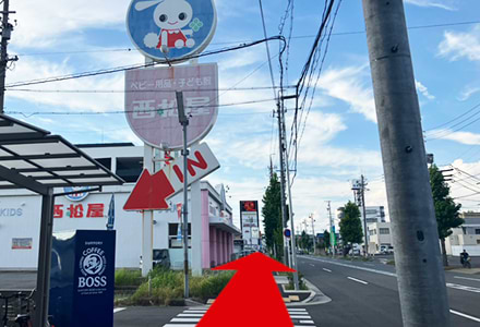 バスの進行方向へ進み、西村屋さんの前を通過して、そのまま道なりに進みます。