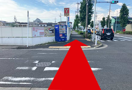 「当知二」交差点の横断歩道を渡ると、「ヤマナカ」の看板が見えますので左へ曲がり施設内に入ります。