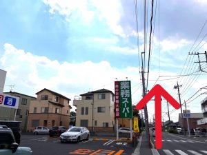 業務スーパーを左手に200ｍ程直進します