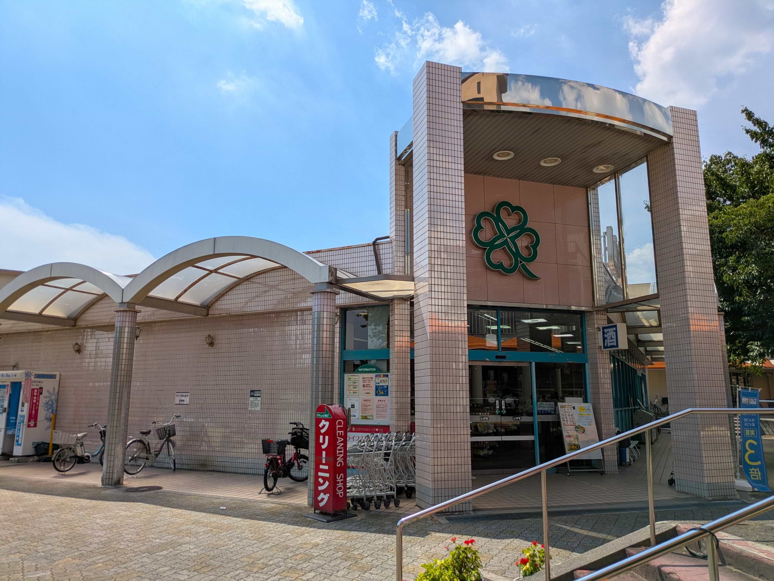 「ライフ桃山台店」を背にして右斜め前に、青と白の看板が目印の当店がございます