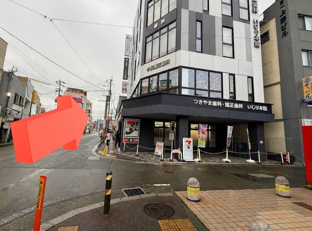 30ｍほど直進すると、右手に当店がございます