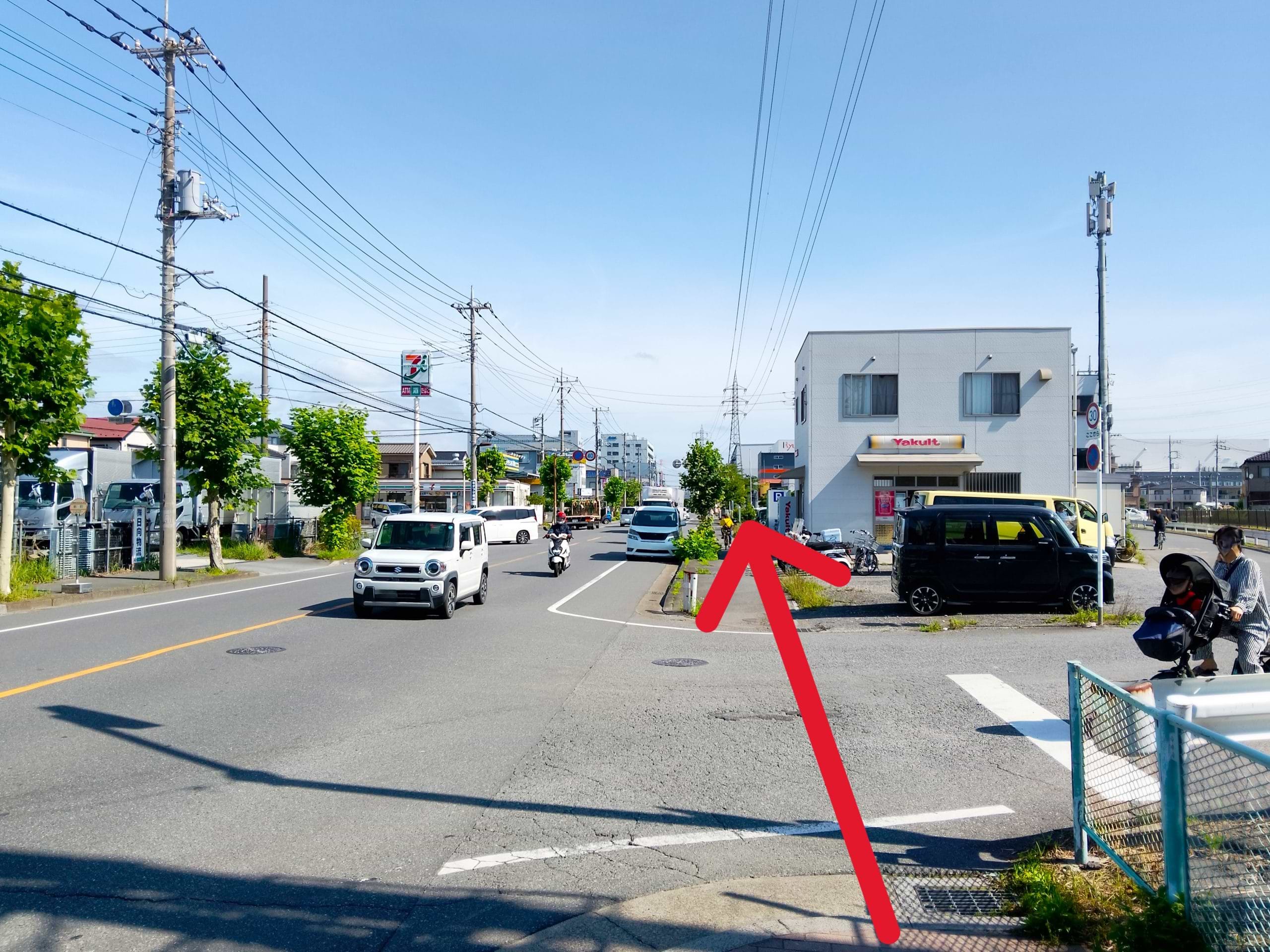 ヤクルト販売所を右手に通過します