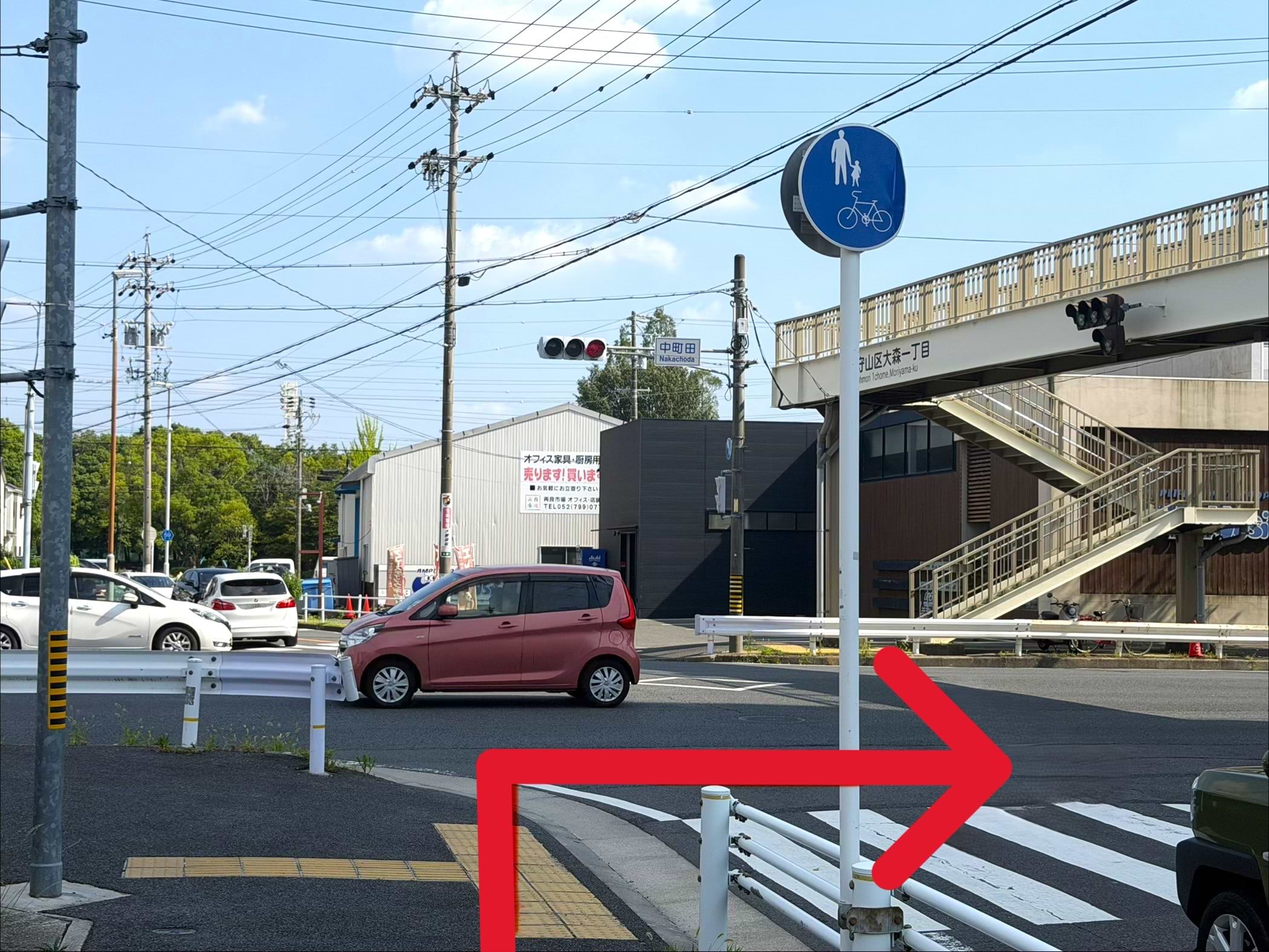 道なりに約550ｍ直進し、3つ目の信号（中町田交差点）を右折します