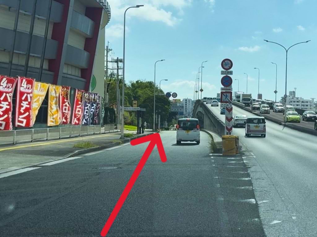 牧港（南）交差点までお越しになりましたら、陸橋には上がらず、左車線をそのまま直進します