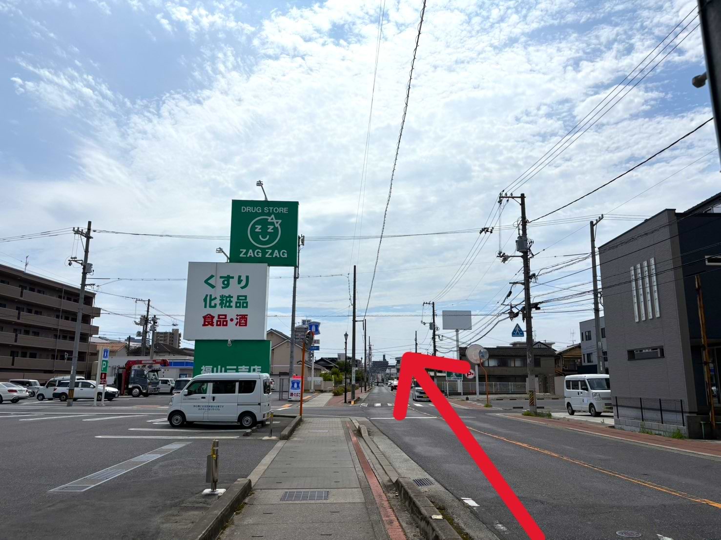 「ザクザク福山三吉店」を左手に通過し、交差点を過ぎるとすぐ右手に当店がございます