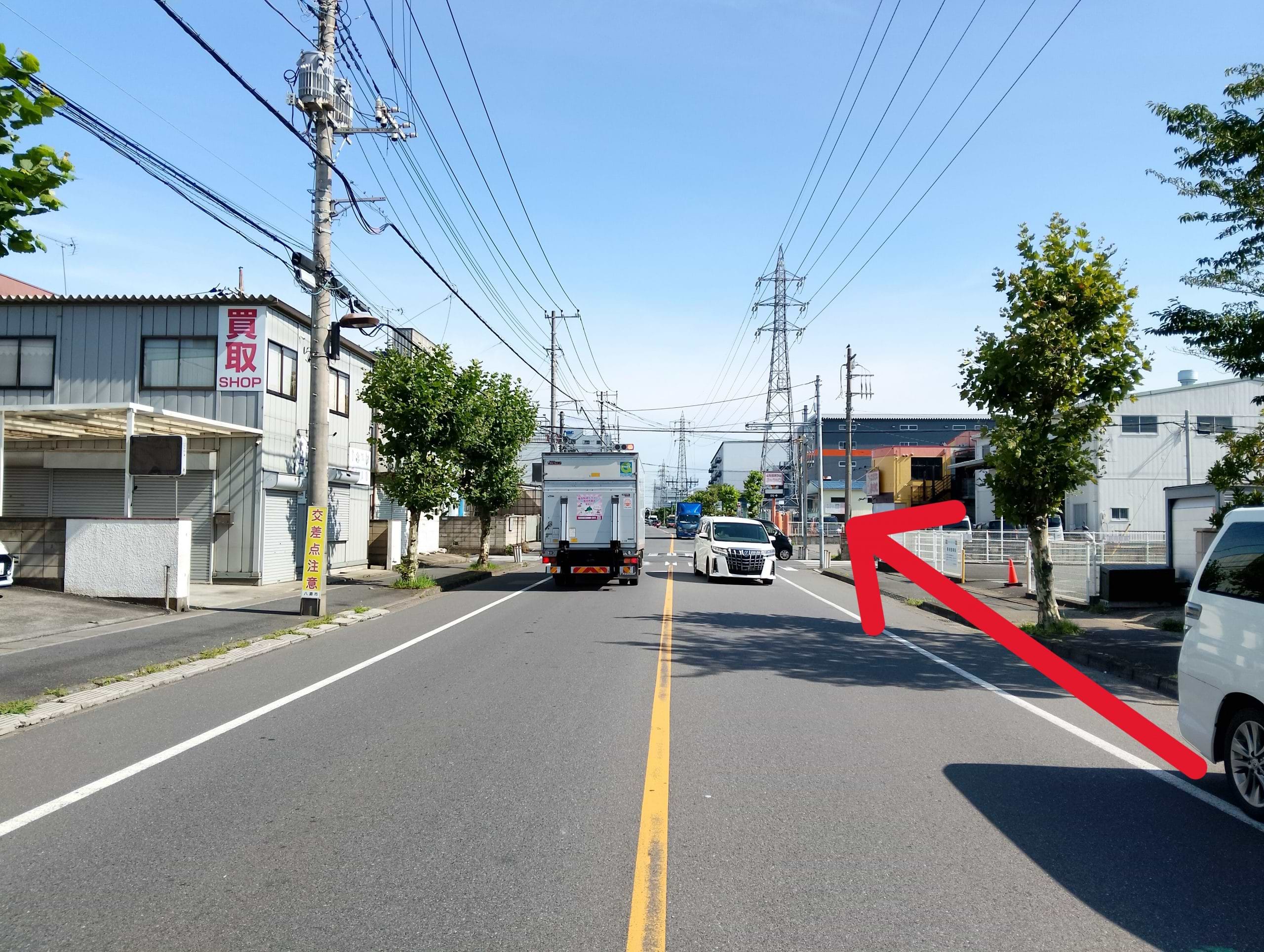そのまま直進していただくと、カラフルな「カラオケまねきねこ八潮店」の建物が見えてまいります