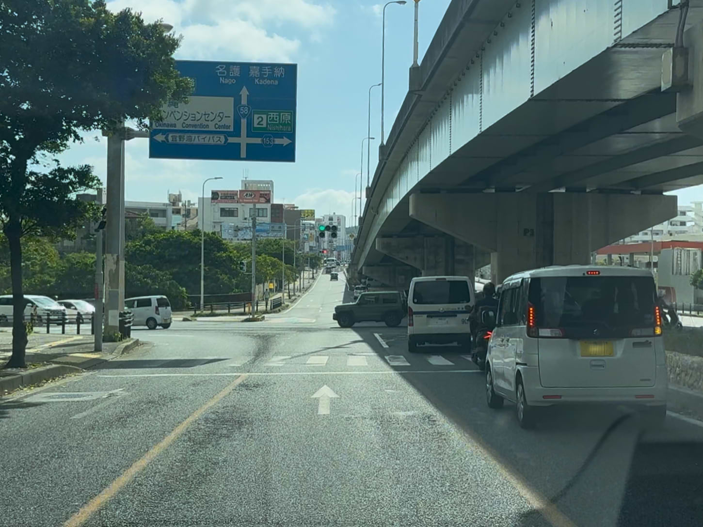 1つ目の信号（牧港交差点）を直進します