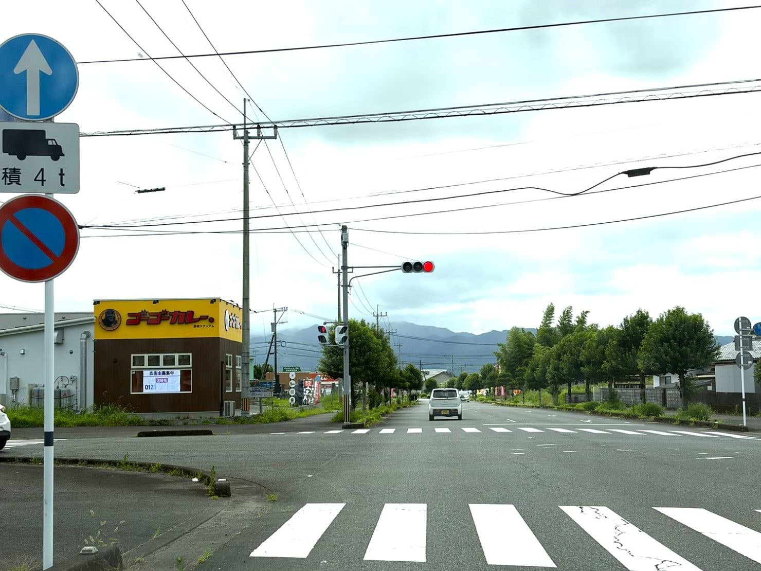 県道2号線沿いを600ｍほど直進すると、1つ目の信号左手に駐車場入口がございます。