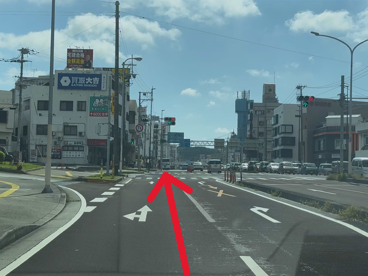 2つ目の信号も直進すると、左手のビルに「買取大吉」の看板が見えてまいります