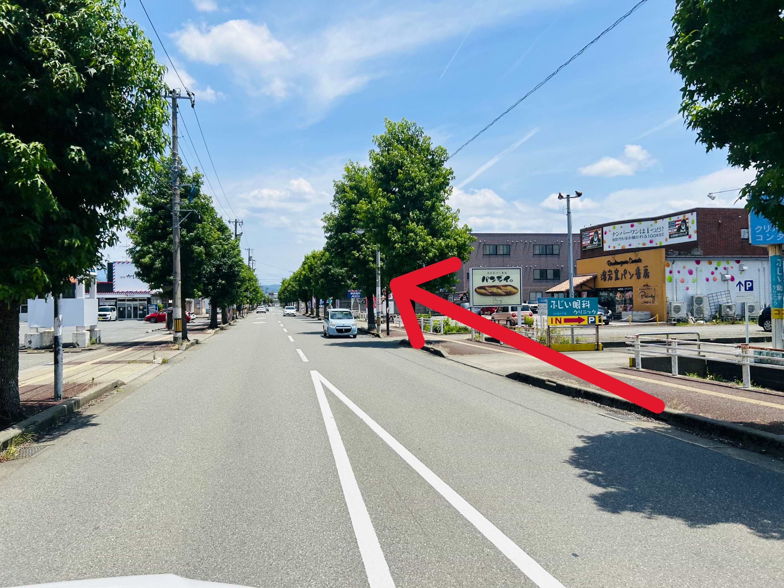 そのまま210ｍほど直進した先、右手に当店【福井二の宮店】がございます。