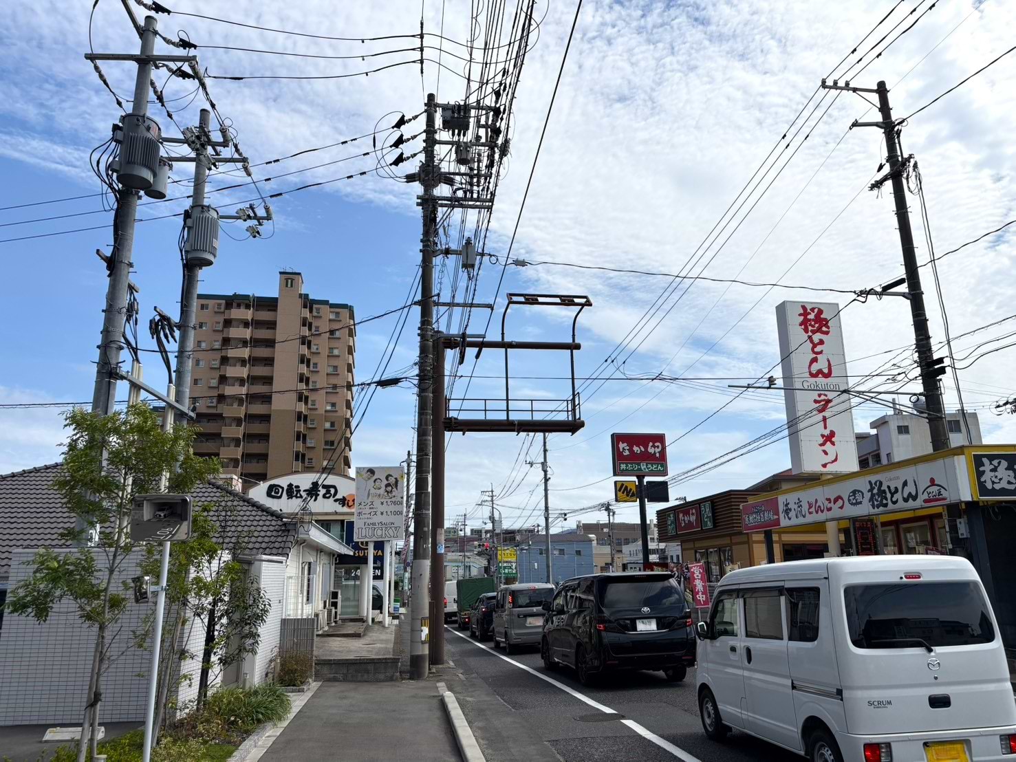 神辺･千田方面からお越しのお客様は、国道313号線を進み、右手に「極とんラーメン三吉店」、左手に「回転寿司すし丸三吉店」が見えたら「三吉町(北)」の信号を右折し、約200ｍ直進すると右手に当店がございます