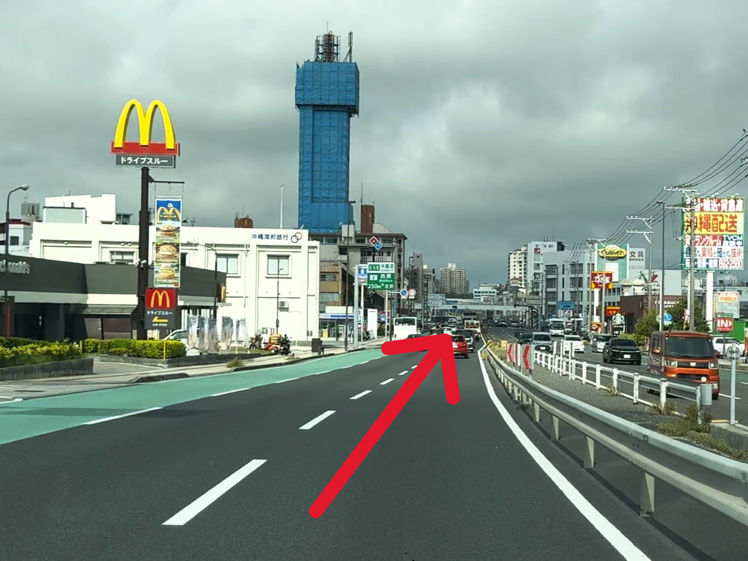 国道58号線を浦添方面へ直進します