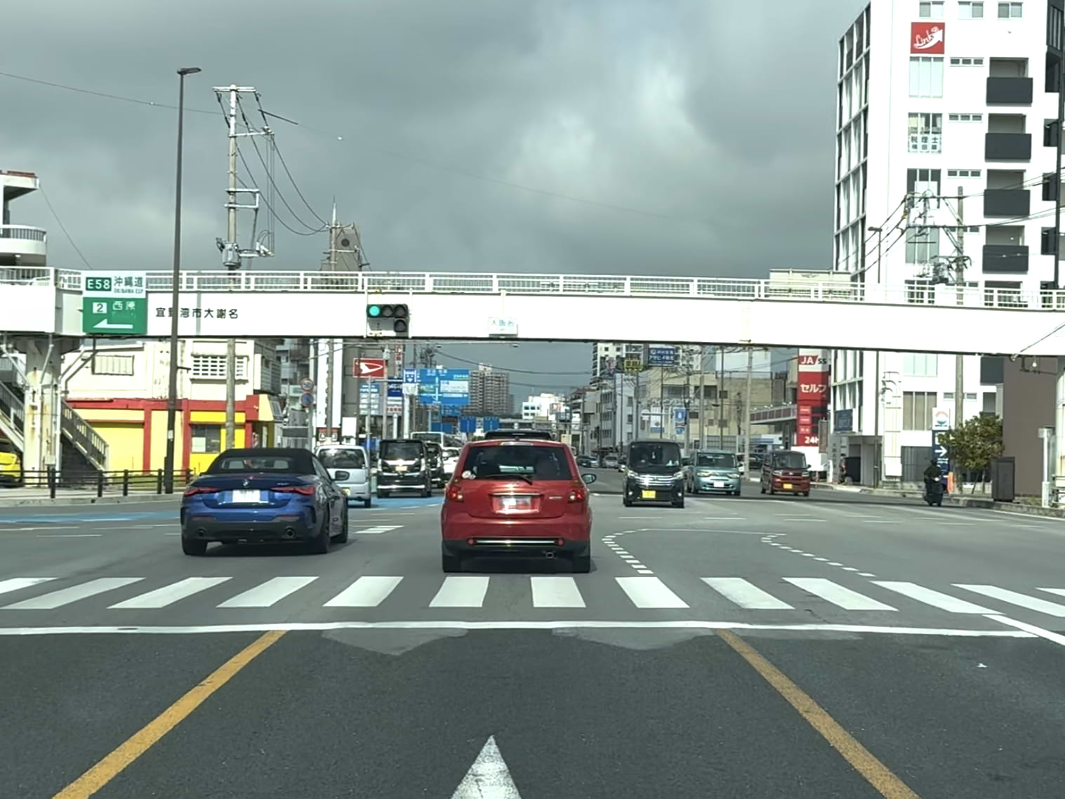大謝名交差点を直進します