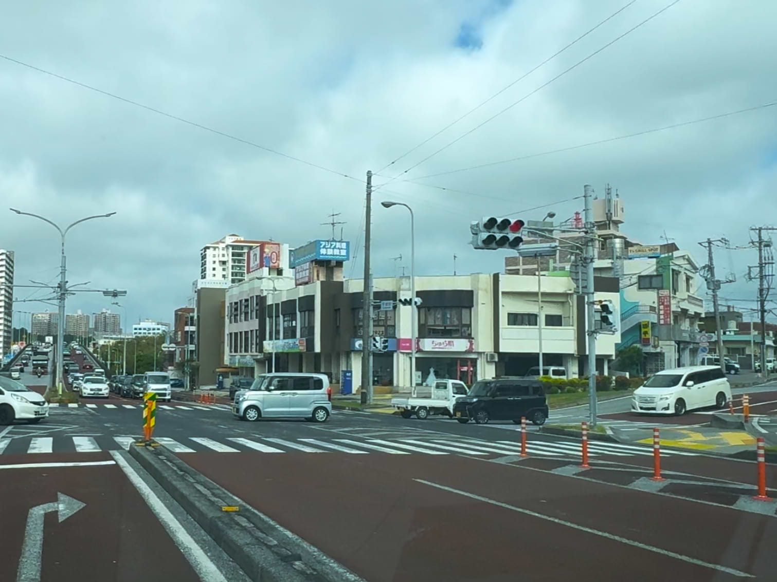 ※Uターンの際は、中央分離帯にポールが設置されておりますので、1番左の車線へお進みください